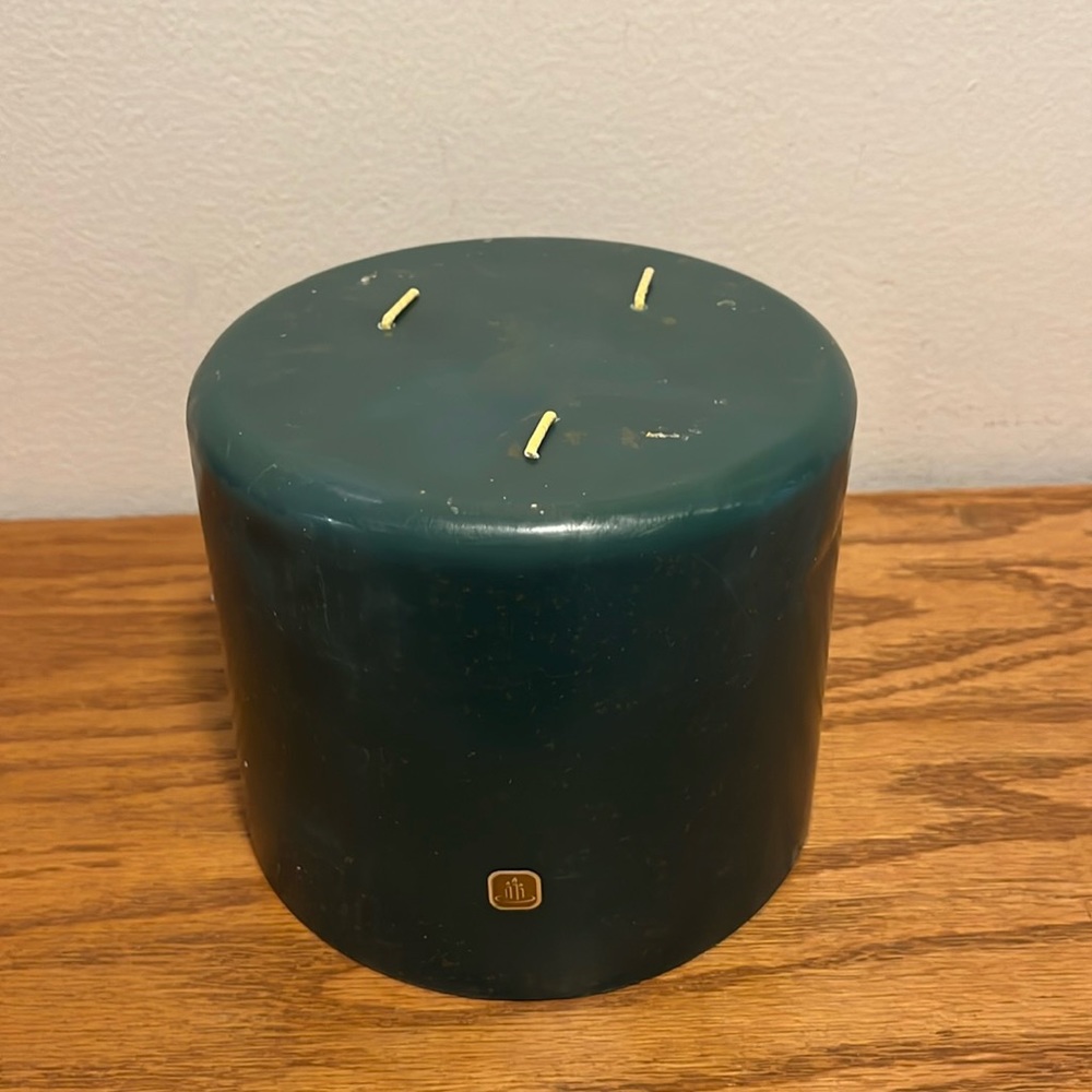 NEW LISTING 🌸 PartyLite 3 wick pillar candle - frosted pines